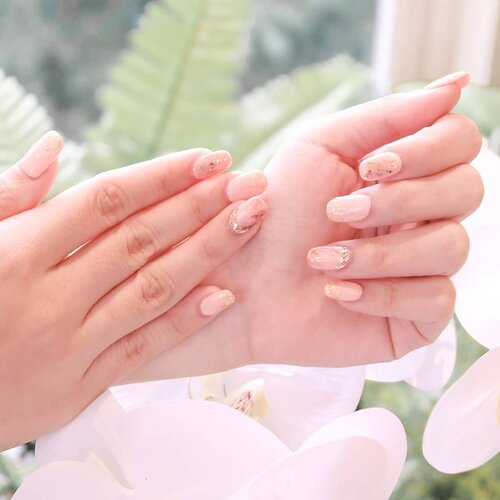 Spring-ready nails done by one and only @two.cents 💅
.
.
This well-known nails & lash extension home service from Jakarta is now available in Surabaya ✨ and now that I've experienced their service myself, I should admit that their work is definitely AMAZING 💖
.
.
As you know, my nails are super short and sad, and @two.cents did a very nice & strong extensions for my nails. TBH I do think this is the BEST nail extensions I've ever had in my life 👏🏻
The nailist paid full attention to every detail during the service & she did everything carefully and neatly as well. I really love how perfectionist she was, making sure that her creation is as close as possible to the reference I'd given Two Cents before 💖💖💖 she also double-checked my nails before the session's finished, ensuring that no foil/glitter particle pricking out of the top coat (that might accidentally hurt you later!!) and the nails' surface was smooth and even.

By the time you read this mini review, it's been 2 weeks since I had my nails done and their condition is still perfect, in-shape, and flawless!! Head to my IG story to see the proof 👆🏻 Thank you @two.cents for the amazing service & premium results 💖 if you guys are looking for the best beauty home service in Surabaya, look no more - @two.cents is the answer!!!! .
Book their service now via Whatsapp: +62 812 31236836 or simply click here: ttps://bit.ly/2C0hDJd
.
.

#twocents #homeservice #homeserviceeyelash #homeservicenailart #gelnails #gelnail #nailart #nails #nailsofinstagram #homeservicesurabaya #nailextensions #clozetteid #honestreview #endorsement #bloggerindonesia #bloggerperempuan #sbybeautyblogger #surabayabeautyblogger #beautyblogger #indobeautygram #nails💅