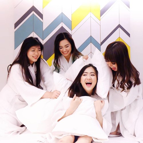 pillow fight 💥 with baes!done this amazing white-themed sisterhood photo session at @thekljournal ♡ love this hotel so much, every corner of it is super Instagrammable!read my review of this hip boutique hotel, link on bio ★http://bit.ly/stayinKLJournal—#bookmarkyourexperience#KLJournal#exploremalaysia#boutiquehotel#WhatCarolWear#aphrodites#aphroditesoverseas#aphroditesxkljournal#かわいい#可愛い#コーデ#コーディネート#ファッション#メイク#clozetteid#wiwt #influencer #bblogger#bloggers #beautyblogger #beautyinfluencer #influencersurabaya  #sbybeautyblogger #beautybloggerindo #influencersby