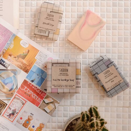 Beat Monday blues with @saboon.id cute  bar soaps! 🚿
ーー
I've converted (yes, I have) from an avid liquid soap user to bar soap enthusiast for months now. My atopic, sensitive & dry skin needs much attention and that's really making me stressed out as I am very lazy in taking care of my body & hair lol 🤷🏻‍♀️ Being someone that can't (and won't) bother to slap body lotion religiously day and night like @mgirl83, I know I must find a "hack" to moisturize my skin well and thoroughly, also this method shall not cause me too much fuss. 
After months of trials & errors, now I know the answer: use natural, handmade artisan bar soaps! Artisan bar soaps have high content of essential oil & plant extracts, and they're free from SLS a.k.a the bad guy, a.k.a the detergent in soap. Personally my skin isn't the type that have problems with SLS in soap, but if yours is another story - I hope this info helps!

One of my current fave bar soap is @saboon.id Sweet Peach 🍑 this cute pastel baby lathers up and moisturizes my sensitive-dry skin well, plus it has delicate & soft peach scent which helps to lift up my mood whenever i'm feeling blue!

I can't wait to finish this one and go try another @saboon.id's newest launch: Honey Soap. And yes, by the very way, the Sweet Peach soap is part of Saboon's new collection and it's now AVAILABLE FOR PURCHASE in their Shopee, go there and grab one for yourself - the stock is running low!! 🛒
ーー
#CarlsApproved #barsoap #artisanbarsoap #soap #sabunmandi #saboon #saboonid #clozetteid #bloggerindonesia #bloggerperempuan #sharing #atopicdermatitis #atopicskin #dryskin #sbybeautyblogger #surabayabeautyblogger #bodycare #skincarereview #naturalsoap #honestreview #beautybloggers #produklokal #handmade #artisansoap #localbrandindonesian