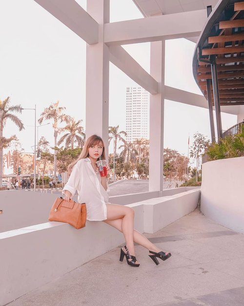 Looking fine, got eyes looking my way, and everybody's on my vibe ✨🥤.
ー
Loose shirt + shorts are my fave combo because they make you look oh-so-effortlessly chic without actually putting much effort when dressing up LOL!! Here I'm wearing Julia Top from @monomolly.id 💕 this is the first loose, oversized shirt that fits me very well (ahem, remember I'm a midget!!!). Highly recommended if you're looking for a nice & comfy basic shirt 👏🏻✨
ー
#WhatCarolWear 
#ootdindo 
#clozetteid 
#outfitoftheday