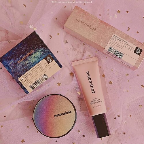 sailormoon vibes strong with these babies from @moonshot_idn 🌙ーhave you read my latest article on blog about them? if not, you better click the link on bio now. holiday season's coming up soon, sure you don't wanna treat yourself with some new makeup to play with? 👀 reward yourself with these great base makeup products and you will thank me later. ー🌙 the Micro Setting Fit Cushion is also well-known as Lisa Blackpink's cushion, that's why this cushion is super popular and can be pretty hard to get! the packaging's mesmerizing, i agree, yet the actual product also has nice quality & great staying power. for those who has warm undertone and are looking for non-ashy BB cushion, this product is the answer to your prayer!ー🌙 moonshot cushions are always in the spotlight, but i do think this Multi Protection Tinted Moisture deserves recognition too! this pink pearlscent  cream can work as hydrating makeup primer, tone-up cream, and tinted moisturizer as well. very versatile indeed. it preps your skin, has nice blurring effect, also helps prolong the wear of whatever base products applied on top. ーduh. i talked way too much here. just go to my blog and read the full review there ok? plus, you also get to see more beautiful & detailed pics of these products too 👀 eyegasm alert!..#clozetteid #clozetteidreview #moonshot #moonshotindonesia #moonshotkr#clozettexmoonshot #clozetteambassador #kbeauty #koreanbeauty #koreancushion #koreanmakeup