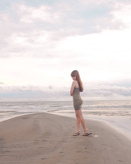 Meet me where the sea meets the sky 🌊☁️
ー
📍Petitenget Beach
Accessible from @manobeachhouse ⛱️ We expected beautiful sunset but perhaps it wasn't in our luck. Bali's weather was so gloomy when we were there! But I guess even dark clouds have a beautiful side too, eh?
.
.
#travelwithCarls
#CarolinBali
#balibible
#bali
#seminyak
#travelblogger
#travelling
#stingybunny
#explorebali
#exploreindonesia
#sbybeautublogger
#lifestyle
#beautifuldestinations 
#beautifuldestination 
#beachlife
#sunset
#clozetteid