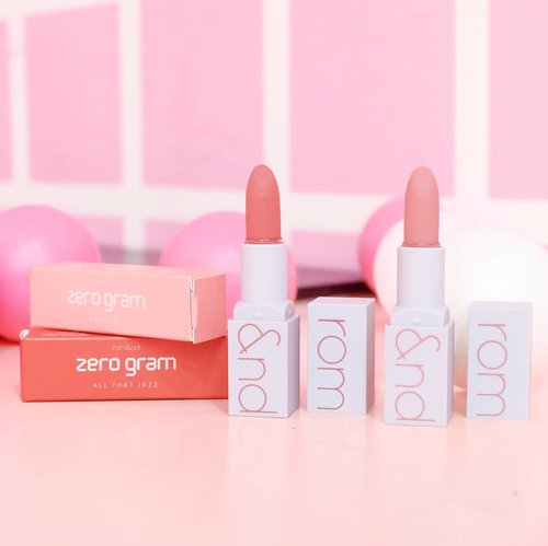 My current favorite lippie: @romandyou Zero Gram Lipsticks! 💖💄 (that literally feels super lightweight on lips, literally ZERO GRAM 🙀).
ー
They feel oh-so-lightweight on lips, glide on smoothly, and the pigmentation is awesome! Envy Me is my favorite color, it's a pretty peachy orange and gives off a very cute and fresh vibes 🌼

All That Jazz is a beautiful, muted orange-red that's perfect to spice up your look 🍁.
ー
You can purchase Zero Gram Lipstick for only $11 through the link on my bio! • hicharis.net/deuxcarls/aGj •

Normal price is $14 so you better hurry ~~
.
.
#romand #romandyou #charisceleb #charis #makeup #makeupkoreamurah #zerogramlipstick #zerogram #mattelipstick #indobeautygram #indobeautysquad #beautyblogger #bblogger #clozetteid #bloggerindonesia #bloggerperempuan #beautyinfluencer #koreanmakeup #kbeauty