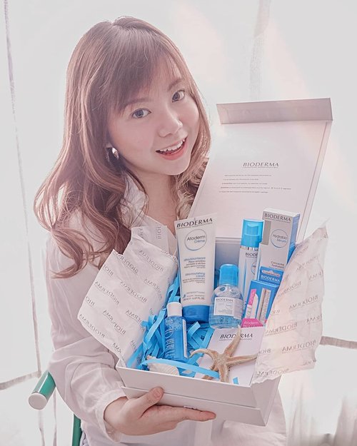 bare face never feel (and look, lol) this goooooood.
ー
best early birthday gift ever 🎁 this #BlueCarePackage from Bioderma has been such a lifesaver for me and my skin during the lockdown period! 
ー
taking care of my annoying & sensitive skin has never been this easy before! for the past 10 days, i only used these 6 @bioderma_indonesia products and dang, my skin's condition has improved a lot! 🥺💙 ー
i've shared my thoughts about each product inside the Blue Care Package in my latest blog post. head to my profile and click the link on bio to read the article now! 🖥️
.
.
#biodermaxclozetteidreview 
#cleansehydratemoisturize 
#biodermaatoderm 
#biodermahydrabio 
#biodermaindonesia 
#clozetteid 
#clozetteidreview 
#skincare
#sbybeautyblogger 
#workwithCarls