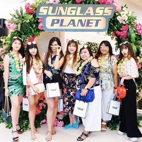 beachy and tropical vibes at yesterday's massive party by @sunglassplanet ♡

thank you for having us!
.
.

#clozetteid
#今日のコーディネート 
#コーディネート 
#コーデ
#服
#今日の服
#ギャル
#ロック
#今日のファッション 
#ファッション 
#かわいい
#可愛い 
#ootdindo
#sunglassplanettp6
#sunglassplanettropicalfest
#mysexytropical
#whatiwear 
#WhatCarolWear