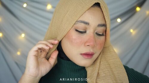 Blush on kemenoran?Ga usah panik, ga usah hapus makeup terus ulang dari awal.Tinggal ambil compact powder atau powder foundation, terus aplikasikan di area yang menurut kita kemenoran. Selesai permasalahan hidup. 😆 #clozetteid #tipsmakeuparianirosidi #tipsmakeup