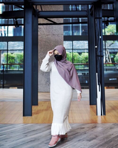 Simple dan nyaman, itu biasanya yang aku utamakan dalam fashion.Terinspirasi dari gaya @ayudiac yang minimalist, simple, dan permainan warna yang netral. Ini bisa dibilang “aku banget” yang bikin aku ngerasa nyaman dan percaya diri.Kalau kamu, style yang kaya gimana yang bisa dibilang “kamu banget”? Kasi tau aku di comment ya. Jangan lupa untuk cek @ayudiac @siviazizah dan @tantrinamirah untuk bisa dapetin Surprise Box dari @uniqloindonesia . #WearWhatYouBelieve #UniqloIndonesia #uniqlolifewear #clozetteid