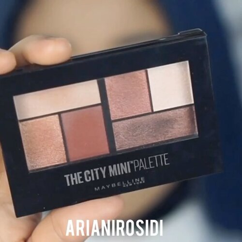 Salah satu rekomendasi eyeshadow untuk pemula lagi, yaitu @maybelline The Mini City Palette. Ada 3 jenis, yang aku punya yang 5rh Avenue Sunset.Ini warnanya bisa dipakai untuk day and night makeup. Teksturnya powdery, pigmentasinya cukup bagus, dan gampang di-blendny. #clozetteid #eyemakeup #softsmokeyeye #eyemakeup