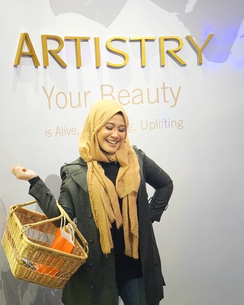 Selamat hari Sabtu... Hari ini aku main ke @artistry_indonesia Store Kokas. Artistry launching produk terbaru, yaitu Artistry Studio Bangkok.Produk-produknya terinspirasi dari keindahan Kota Bangkok.Kalau teman-teman mah coba dan beli produk-produk @artistry_indonesia terbaru ini, bisa banget dateng ke Amway Store yang ada di Kota Kasablanka. Semua produknya lengkap di sana.Aku nanti bakalan buat tutorial pakai produk-produk Artistry ini juga, tungguin yah tutorialnya.#clozetteid #artistrystudiobangkok #artistrystudio #passionista #wearitshareit #bangkokbeautyroadshow