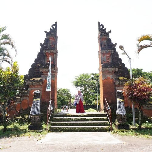 salah satu pura yang aku kunjungi di Lombok...Di sini, ada mata air yang seger banget, katanya bisa bikin awet muda, boleh buat cuci muka boleh juga diminum. Aku sih minum, simply karena aku haus.. hahahaha...tengah hari bolong cuuyy.. panas..liat mata air begitu mah langsung pengen glek glek glek rasanyaaa...trus di sini juga ada tradisi, di mana ada dua kubu, yaitu  kubu agama Islam dan kubu agama Hindu, saling "perang" lempar-lemparan ketupat, tapi setelah itu saling berbaikan lagi. Tradisi ini mengartikan bahwa apapun agama kita, kita tetap bersaudara.. indah ya...seandainya Indonesia zaman sekarang seadem dulu, sekarang kesundut masalah agama sedikit langsung panas..apalagi di sosmed.. terlebih lagi menjelang pilkada atau pemilihan lain...yuk kita kembalikan "keademan" yang pernah ada, bagiku agamaku, bagimu agamamu...#clozetteid #visitlombok #lombokisland #lomboktrip #lomboknesia #lombokisland