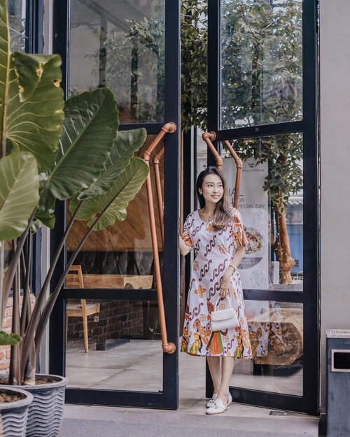 —— monday motivation: when life gives you monday, dip it in glitter and sparkle all day✨
.
👗 @cottontree.id 🥿 @solesister.co 📷 @clarestatok 📍 @mystory.sby .
.
#ootdindo #lookbookootd #ootd #clozetteid #lookbookindonesia