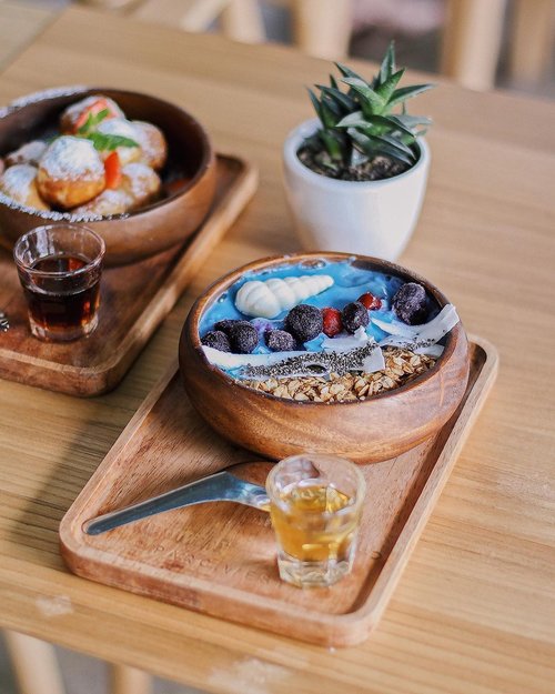 —— smoothie bowl ter-cantik yang pernah kutemui, blue spirulina-nya @parc.west by @gatherinc 🤩 ..#clozetteid #smoothiebowl #cafesbybarat #cafesby
