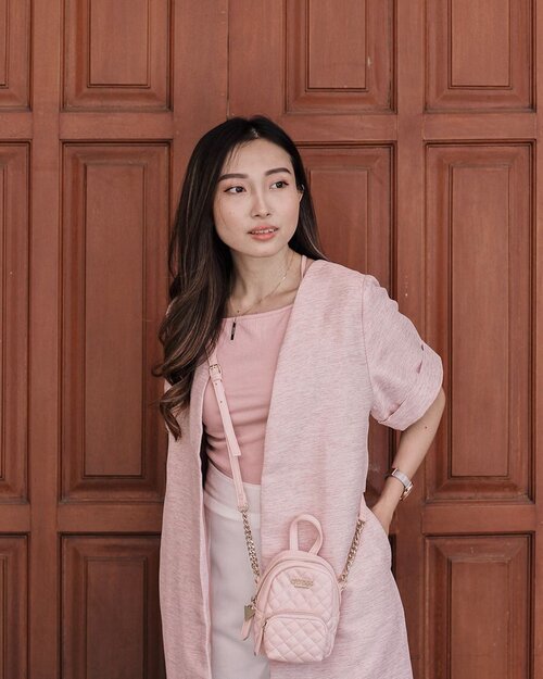 —— pink on pink; wearing the cutest mini bag of mineeee 💕
.
got this cute Guess mini bag from @geleeshop 👌🏻
ini tasnya kecil-kecil cabe rawit, keliatannya kecil cute, tapi ternyata muat banyak 🙈
bakal aku share detailsnya di story soon! ✨
.
.
#clozetteid #shoxsquad