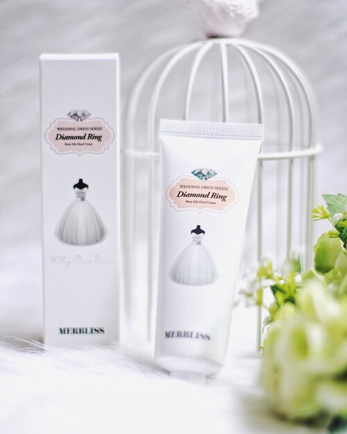 [Mini Review] Merbliss Wedding Dress Series Diamond Ring Berry Mix Hand Cream
_
This baby is always in my everyday bag. The best hand cream I've ever tried! I love the texture, also the effect right after it's applied. It doesn't make my hand turns oily. Fast drying yet make my both hands so soft. Not to mention, it smells so good, like candies. Definitely my favorite!
You can have it by clicking this link hicharis.net/devolyp 👌🏻
.
.
.
.
.
#charis_official #charis #charisceleb #merbliss #berrymixhandcream #clozetteid #clozetteambassador #indonesianbeautyblogger #surabayabeautyblogger #surabayablogger