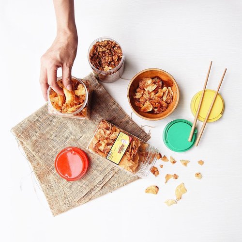 Snacking time! 😝✨ On frame: Kering Tempe, Kering Kentang Ori & Teri from @galleta.sby 😋#clozetteid