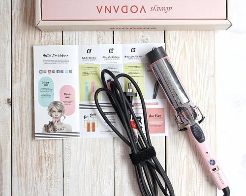 Vodana Glam Wave Curl Iron Review is up on the blog! Go check castleindeair! 💕 or type bit.ly/vodanaglamwave on your fav browser!
•••
I also provide the tutorial how I get my natural Korean curl on my Youtube channel! Please kindly check it ouch! 😝
•••
#charis #charisceleb #vodana #vodanaglamwave #clozetteid #indonesianbeautyblogger