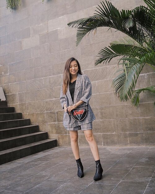 —— when life gives you monday, dip it in glitter and sparkle all day ⚡️
wearing monochrome set from @zoomcloset to brighten ma monday 🌞
📷 @clarestatok .
.
.
#ootdindo #lookbookindonesia #clozetteid