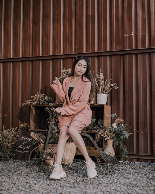 —— merry & bright✨ Christmas is coming and I'm wearing Array's Christmas Collection which exclusively launched at @bashamarket (you won't find it on the website!) Go visit Array, only available 'till this Sunday! 🤩
.
And congratulations @barneventhire for the grand opening! 🎉 Kalian nggak akan percaya Barn Event Hire itu ada di Surabaya, karena sebagus itu! 😍 I'm sure Barn Event Hire will be your favorite spot for prewedding/presweet photo or even your wedding venue!🏕
.
.
.
#ootdindo #ootd #lookbookindonesia #clozetteid