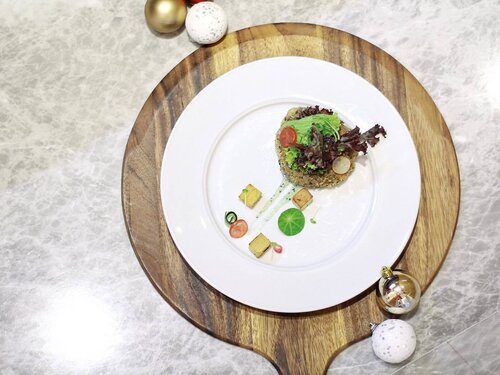 This Permessan Beef with Mint Sauce by @platinumgrill is da bomb! 🍾It's so tasty that I couldn't handle it! 👌🏻-#grahagolf #platinumgrill #clozetteid #christmasdinner
