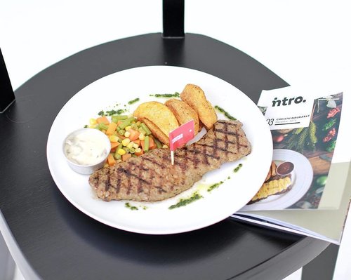 makan time ⏰on frame : @unitedsteaks.id at @intro_id 🍴.#clozetteid #kulinersurabaya
