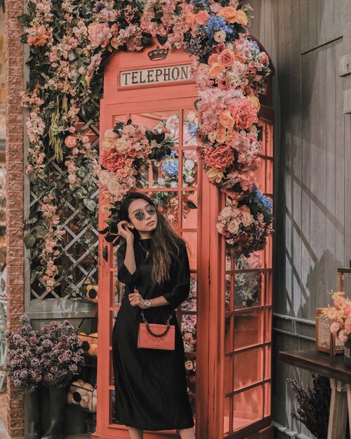 —— hello, can I help you? 📞🤪
.
I'm wearing elegant black dress from @thelabel.moss 🤩 ternyaman, aku pakai seharian, nggak bikin gerah, cocok untuk event semi formal sampai formal 👌🏻
.
friendly reminder: Moss The Label will be at @bashamarket this Friday at @tunjungan_plaza you surely don't want to miss it!
🏡 @thegarden_id .
.
.
#clozetteid #lookbookindonesia #ootdindo #ootd