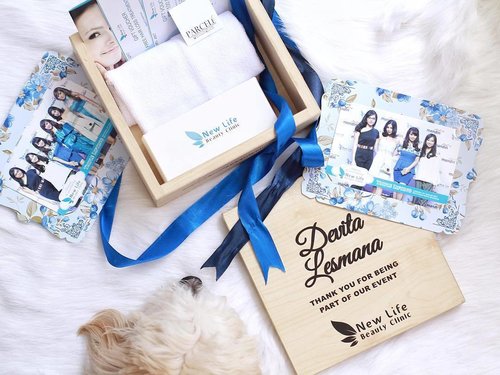Now unboxing a super nice box (@parcele.id) that I got from @newlifebeautyclinic 📦Ps : It has my name on it!! 💙.#clozetteid #newlifebeautyclinic