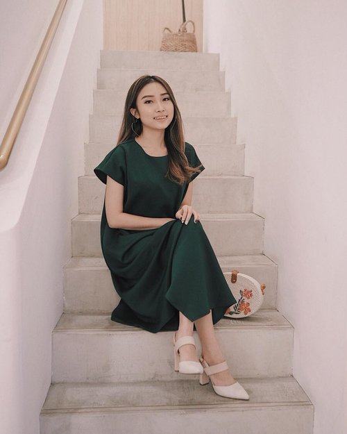 Can anyone help me with the caption? 😅 I've been struggling for 30mins by now.
.
.
dress @rheicollection earring @sepasang__ ✨
#ootdindo #lookbookindonesia #ootd #shoxsquad #clozetteid