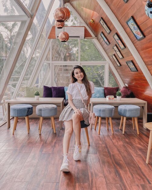 —— dressing up like a school kid 👱🏻‍♀️🎒👟 wearing my current favorite sneakers from @bellagioshoes_fashion 🤗
📷 ce @amandaakohar 😘
.
.
#clozetteid #ootdindo #lookbookindonesia #ootd