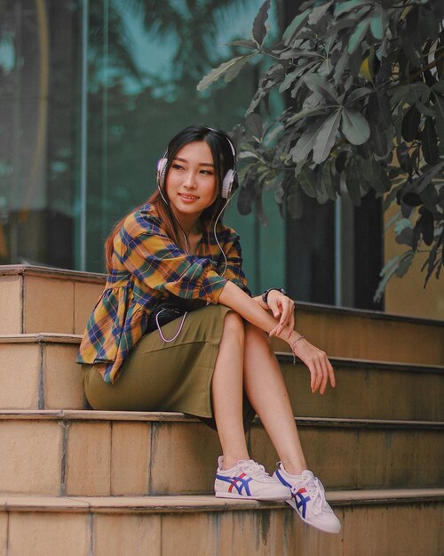 today's morning stroll ⛅️ embracing the fresh air, having a refreshed mind 🗻
•
👟 @onitsukatigerindonesia 🎧 @swarovski .
.
.
#clozetteid #ggrep #ootdlooks #lookbookindonesia