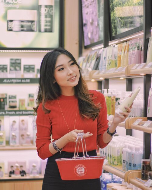 —— lagi belanja di store @thesaemid yang baru aja kemarin Sabtu Grand Opening di @thecentralmall @gunawangsa_tidar @gunawangsa 🥳 Congrats!.kemarin aku belanja banyak banget, sengaja mau bikin One Brand Makeup Tutorial 🙈 ditunggu yaaa di youtube ☺️.#thesaemid #thesaem #clozetteid #indobeautygram