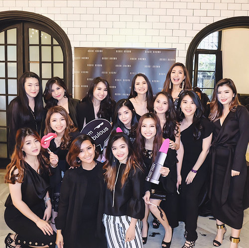 #throwback to such a fun event by @bobbibrownid : the launching of the BB Cushion & Retouching Wand with these gorgeous girls ✨ #bobbibrownid #retouchonthego 
_
Thank you ce @malvava for the best and clearest makeup demo I've ever had (ringlight provided!) 🤘🏻
_
You probably already know what I've got from the event, so please wait for another 'me trying new makeup' on my YT channel soon! 😉
_
#clozetteid #lykeambassador #beautynesiamember #beautybloggerid #bblogger #indonesianbeautyblogger #indobeautygram #indobeautyvlogger