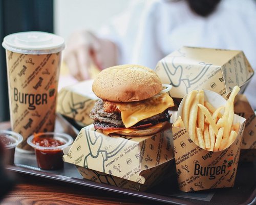 Let me introduce you to @burgerupindonesia 🍔 Coming all the way from Singapore, just so you can make your very own burger, here in Surabaya 😛🍗🧀🥩 #burgerupindonesia #clozetteid