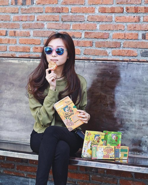 This is how I spend a day off : snacking @omsenyum and chill 😎
Many flavors to choose 👌🏻 All is yummy (especially yg nangka) 😋 Many loves for the packaging ♥️
Ps: Happy Vesak Day for you who celebrate!
.
.
.
.
.
.
.
#omsenyum #snack #clozetteid