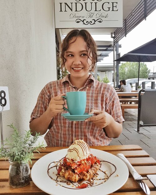 ☕🍨Strawberry waffles with ice cream and choc sauce is always the best for mood booster! Oh and don't forget your coffee to start the day!--Meskipun judulnya brunch tapi buat saya ini sih cemilan ya, ntar sejam lagi juga pasti makan nasi sama sambel 😋--#clozetteid #bloggersunitedau #indulgemawsonlakes #bloggerindonesia