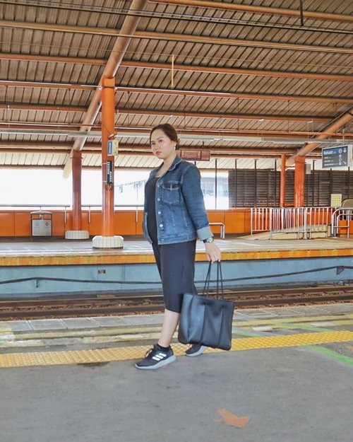 🌿
Tau kan kalo pas travelling saya lebih suka explore transportasi umum?

Nah kemarin pas di Jakarta saya nyobain KRL Commuter Line nya

Yang ada di foto itu kebetulan pas bukan jam sibuk, jadi sepi dan bisa foto buat dijadiin konten 😅
--
Kalo pas jam sibuk ya boro-boro mau ambil foto, naik aja penuh perjuangan
--
📸 @milka.amelia --
Kalo kalian pas travelling suka baik tranportasi umum ga?
-
#clozetteid #beautybloggers #beautybloggerindonesia  #sociollablogger #beautygoersootd #ragamkecantikan #ootdfashion #ootdblogger #lookbookindonesia #traveltojakarta #explorejakarta #krljabodetabek