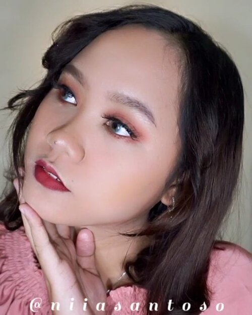 💄Sekali-kali makeup bold yuk!--Kali aja bosen liat yang natural-natural mulu, ini ada look yang lumayan bold cocok buat kondangan malem, atau dinner gitu yakProducts used:• Rivera Eyebrow Matic• Beauty Creations Tease Me Palette• Blink Charm Lashes• Silky Girl Eyeliner• Nauli Glow Me Up Setting Spray--@clozetteid @ragam_kecantikan @tampilcantik @wowsyantik @tips__kecantikan @inspirasi_cantikmu @bunnyneedsmakeup @peachyqueenblog #beautybloggerindonesia #beautygoersid #peachyqueenblog #make4glam  #makeupvideos #wakeupandmakeup #allmodernmakeup #ragamkecantikan #clozetteid #tampilcantik #inspirasicantikmu #tutorialmakeup #tutorialalissimple #tutorialalis #eyebrowtutorials #koreanmakeuptutorial