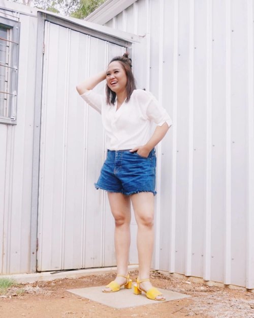 🍃
You can never go wrong with white blouse and denim shorts!!
--
Top from @mango 
Denim Short from @supplierjeansjakarta 
Heel sandals from @amazara.id

#clozetteid #theshonet #beautybloggerindonesia #beautygoersootd #lookbookindo #ootdblogger #amazarasquad