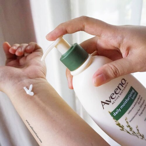 🌿Current favorite lotion!My skin feels so dry sometimes, especially after shower. This moisturizing lotion from Aveeno is such a skin saver!--I honestly don't really like lotion that is sticky and smell too strong. But this lotion is not sticky and is odourless so that's good for me--You can read full review on my blog www.niiasantoso.com--#bloggersunitedau #beautybloggerindonesia #beautygoersid #beautiesquad #clozetteid #aveenomoisturizinglotion #bodylotion