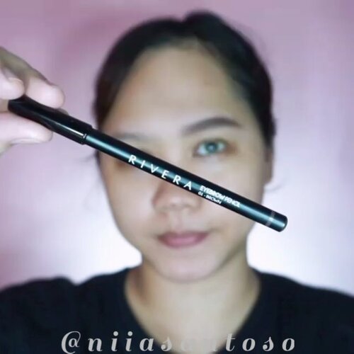 Finally another #niiasantosobrowstutorial using local product!Disini aku pake dua jenis eyebrow product, yang satu eyebrow pencil yang satu lagi eyebrow matic dan keduanya dari @riveracosmetics Tekstur dari eyebrow pencil dan eyebrow maticnya nggak keras dan ngga creamy juga, jadi pas! Untuk pigmentasinya sendiri menurutku light to medium jadi gausa khawatir bakal ketebelan. Aku malah lebih suka pensil alis yang begini pigmentasinyaUntuk warnanya sendiri dia dark brown gitu. Aku sih suka warna cokelat model begini, cokelatnya ngga terlalu terang dan bukan cokelat yang kemerahan jugaBisa kalian liat sendiri divideo, kalo keduanya gampang untuk diaplikasikan. Oh ya keduanya punya warna yang sama persis, cuman beda di aplikatornya aja-Products used:Rivera Eyebrow Pencil 01 BrownRivera Eyebrow Matic 01 Brown--@beautygoers#beautygoersxrivera #riveracosmetics#riveraeyebrow---@clozetteid @ragam_kecantikan @tampilcantik @wowsyantik @tips__kecantikan @inspirasi_cantikmu @bunnyneedsmakeup #ragamkecantikan #clozetteid #tampilcantik #inspirasicantikmu  #tutorialmakeup #tutorialalissimple #tutorialalis #eyebrowtutorials---🎶 Nothing On You (Cover) - D.O & Chanyeol EXO