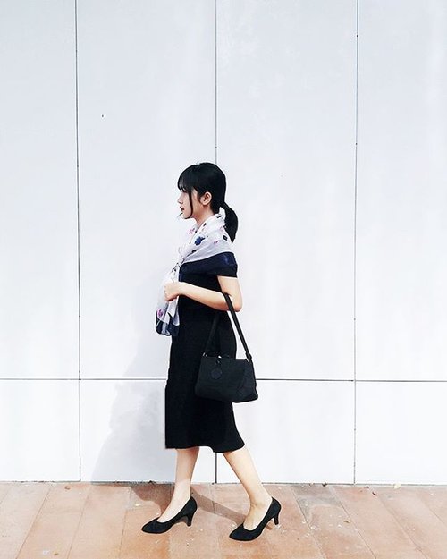 Personally I prefer my dresses to be at least mid-calf. I think that a longer length is more lady like and much more becoming.

#clozetteid #fbloggers #katespadexfimela #ootd