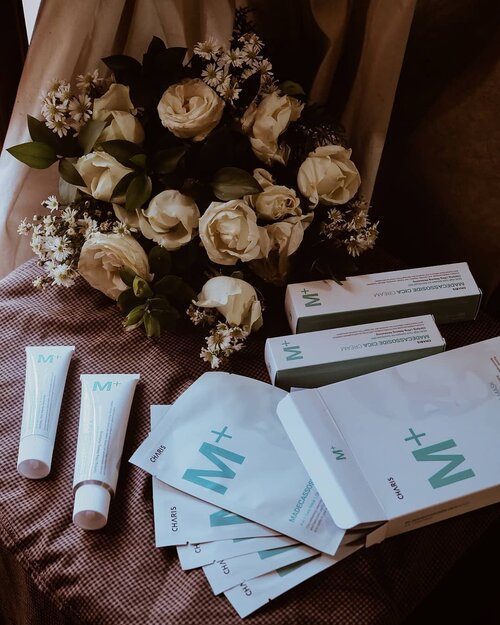 My heart rejoiced when heard the news that @hicharis_official finally launch their own skincare products and can't believe that I have them with me, touching and tring them out!.🌺Cica Mask: I was pleasantly surprised with this product. The mask has a light fresh and clean smell, not over powering at all and very easy to use for a quick mask indulgence. This mask sits lightly on the skin. My skin felt much softer and moisturized after using it. I would recommend for any skin type. Very happy with this product and will repurchase in the future! .🌺Cica Cream: I love this cream! Finally, something has come along that truly helps my skin in so many ways. I can use this cream all around my eyes with absolutely no irritation. It just melts into your skin and makes it feel so luxe. It is intensely hydrating and moisturising especially for this time of year where my skin is super dry, dull and dehydrated! If you have seriously dehydrated skin like me, look no further because this stuff definitely gives your skin all the hydration it needs. It was just what my skin needed to keep it balanced without being too heavy. A decent moisturiser for everyday! I'm so glad I gave it chance.Don't think twice and get yours now at hicharis.net/itachenn (tap direct link on my bio)💙💙@charis_celeb #hicharis #charisceleb #charis #madecacream #madecassoside #madecamask #cicacream #cicamask #clozetteid