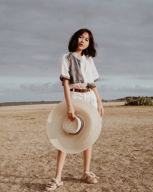 Forever the girl who gets excited at the beach.. 🌴 #styleblogger #neutrals #clozetteid