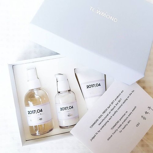 @towmond_official skincare set (Mist Toner, Emulsion Serum, Facial Eye Cream) from @charis_official 💙 These items are one month supply. Towmond only manufactures the exact number of orders to ensure the fresh quality of products. So they will send you skincare set every month to make sure that your products are the freshest! 🌼The lightweight mist toner is so hydrating and nourishing for the skin. I just love how it can be used in so many different situations. 🌼 The emulsion serum is amazing! Oh my god!! This has become one of my favorite skincare products! I'm seriously blown away only after one use. I didn't expect much after one use so I wasn't really checking. I glanced in my bathroom and did a double take because my pores are seriously almost gone, it makes my skin super smooth and glowing. It's lightweight and doesn't cause any oil splotches. And can we talk about the packaging? It's adorable and looks luxurious. 🌼 The Facial eye cream seems to be a really good quality product so far. I've tried MANY eye creams and this one is amazing. I have noticed just a little difference in the appearance of the skin around my eyes. I can use this cream all around my eyes with absolutely no irritation. Nice and soothing at bedtime!

I'll share the full review on my blog soon!
You can order your favourite K-beauty products & also find other best selling K-beauty products and brands that aren't available anywhere else aside from Korea at https://hicharis.net/itachenn or simply click direct link on my bio💙

#CHARIS #CharisCeleb #Towmond #clozetteid