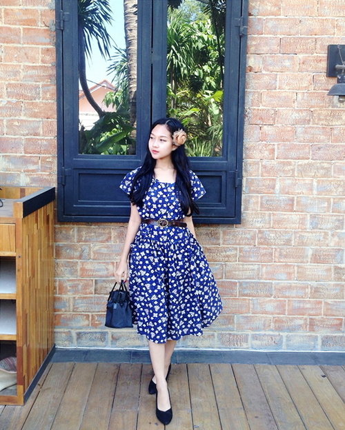 There are a plethora of reasons why I love wearing floral dress, but I think that one of the most prominent really has to be because of how it makes me feel. 