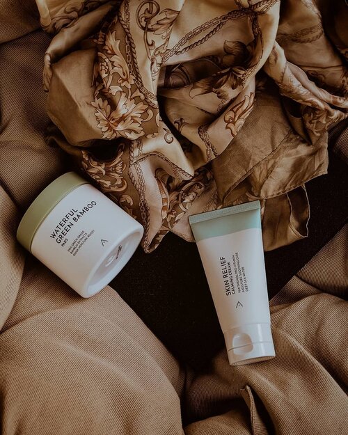 Stay cool and calm this season with @altheakorea latest products! 🍃.🌼@altheakorea Skin Relief Calming Cream: I love this calming cream! Finally, something has come along that truly helps my skin in so many ways. After having used so many skin care creams I was understandably skeptical, but this was amazing from the get-go. Before I started using this, my face was very red around my cheeks and it calms it. My flare-ups used to be so awful and now this stuff helps so much with calming my skin. Immediately after the first application, my skin looked and felt better. Finally, a skincare line that uses good ingredients and really does want to help people struggling with their skin. I'm so glad I gave it a chance🖤...🌼 @altheakorea Waterful Green Bamboo Pads: These pads are a lifesaver! When you first apply the pads somehow makes your skin look poreless, it really does blur your pores! I use this day and night as a toner and they are beyond amazing. Needless to say, I love this product. I have sensitive skin and did not have any reaction at all. Definitely love how these have been both soothing and treating my skin and will repurchase when these run out. These are a lifetime product for me! ..Now you can shop these products at @altheakorea website or mobile apps🖤. #AltheaKorea #AltheaAngels #AltheaCalmingCream #AltheaBambooPads #clozetteid #collabwithchen