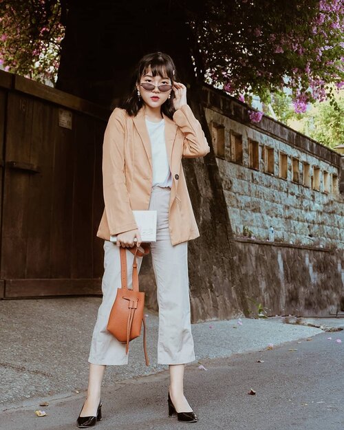 Beige🍂Working girl outfits are my fav ever. Blazer from @kivee_ #collabwithchen #neutrals #fbloggers #clozetteid