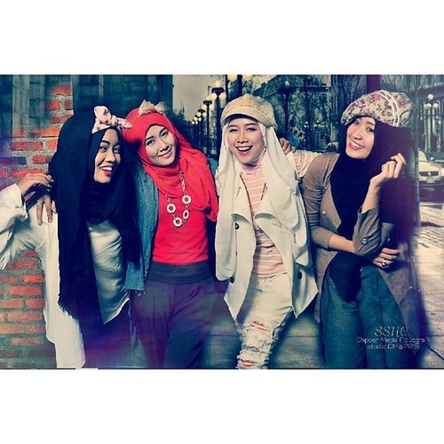 Pengurus dan panitia SSHC, photoshoot cover grup SSHC
Editan by me... Iseng2 ... Lg bener otak nya.. Editan hp ajh... #likeforlike #like4like #likes #comment #commentback #photoshoot #models #modelhijab #freelancemodelhijab #fashionmuslim #fashionblogger #hijab #hijabers #clozetteid