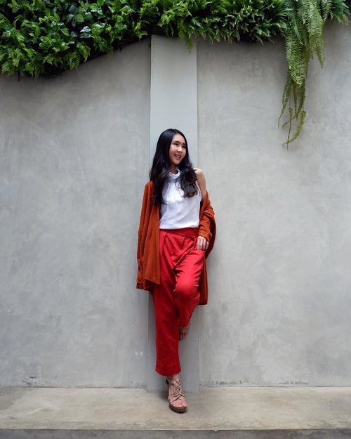 Hey you, please laugh more, because your laugh is the best thing I've ever seen 😍
~
~
Outer wear is Mirae Knit from @loilokoutfit ~
~
#laugh #red #happy #sunday #white #smile #clozetteid