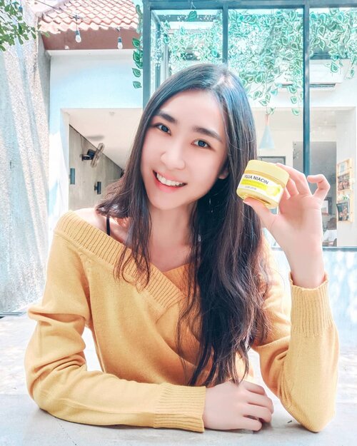 Women always need some skincare. As women in our 20th, some skin issues show up. 
Yuja Niacin Miracle Brightening Sleeping Mask is one of the best solutions for that! It has Citron extract with 5% Niacinamide, Arbutin, Glutathione, and many essential vitamins ❤
I've tried it!
The texture is light, non-sticky, with a relaxing scent of citron. Use it before you sleep onto the entire face at the end of your skincare routine, and wash your face by the next morning. 
Hope you get the benefit I had from this product 🥰
Visit http://www.somebymi.com/ for more information.
~
~
#somebymi #somebymiracle #somebyskincare #skincare #sleepingmask #sleepmask #sleepingpack #facemask #facialmask #nightcare #nightcream #whitening #brightening #glowskin #koreancosmetics #asianabeauty #koreanskincare #kbeauty #premiumcosmetics #yooksungjae #sungjae #naturalcosmetics #review #clozetteid