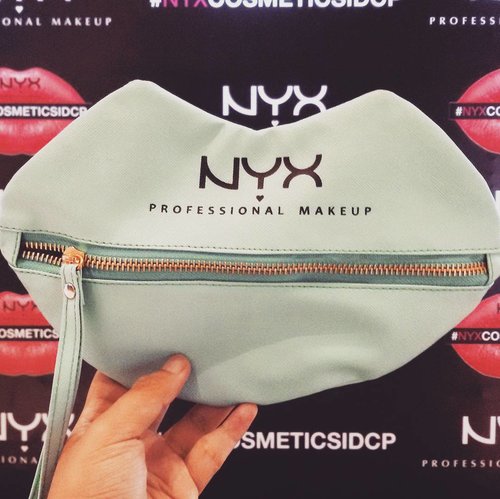 Hands up! 🙌
This pouch is so cute!!! Thank you @nyxcosmetics_indonesia 💜

I'm vote for RETRO! @veroonicaong 
#clozetteid #makeup #nyxcosmetics #nyxcosmeticsid #nyxcosmeticsidcp